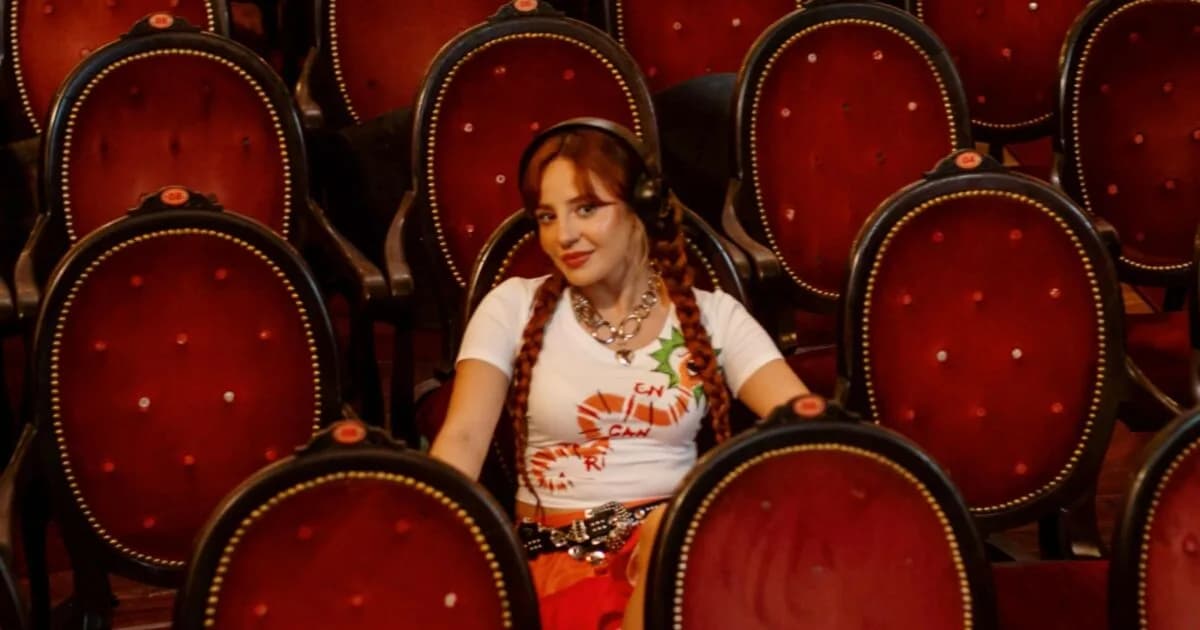 Cantora Cella lança single e videoclipe gravado no Teatro Amazonas