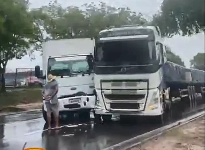 VÍDEO: Colisão entre caminhão e carreta causa congestionamento na zona leste de Manaus