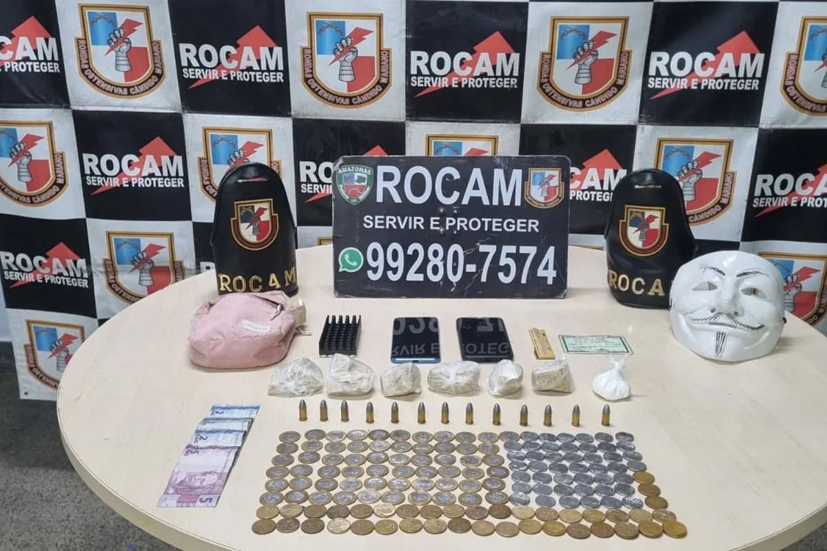 PM prende quatro adultos e apreende adolescente com drogas e armas