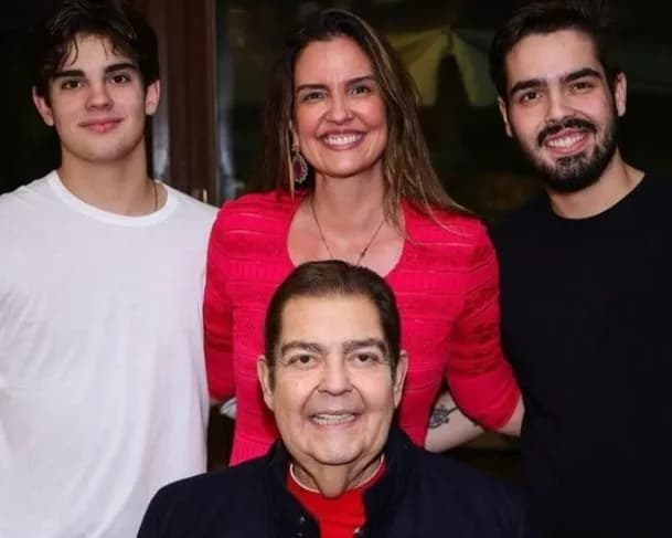 Faustão aparece em foto com pé enfaixado e preocupa fãs