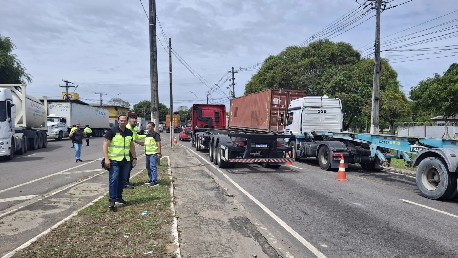 14 caminhões em situação irregular são apreendidos em Manaus, após operação