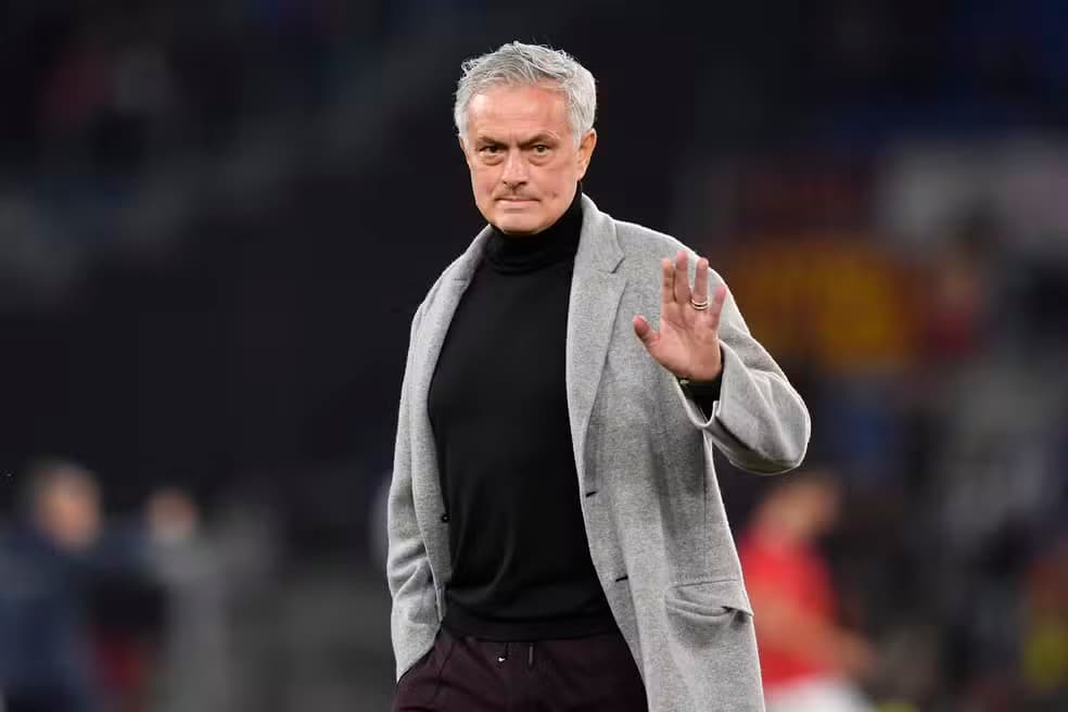Técnico José Mourinho é acusado de racismo após comparar jogadores com macacos