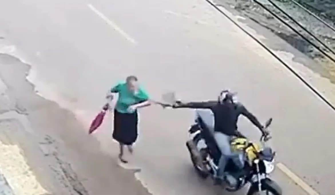 VÍDEO: Idosa é arrastada por bandido de motocicleta durante assalto em Porto Velho