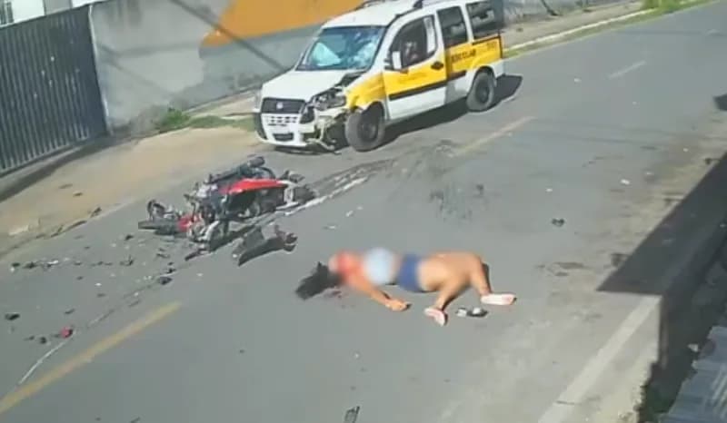 VÍDEO: Motociclista bate de frente com van escolar e morre