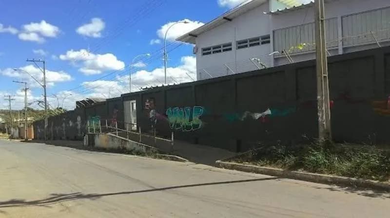 No DF, professor é agredido por alunos após impedir uso de celular em sala de aula