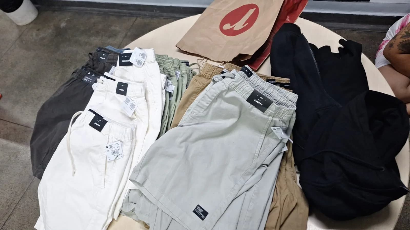 Casal é preso após furtar roupas de shopping de Manaus