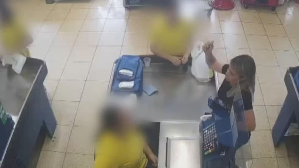 VÍDEO: Mulher ataca filha de ex com facadas em supermercado no Paraná