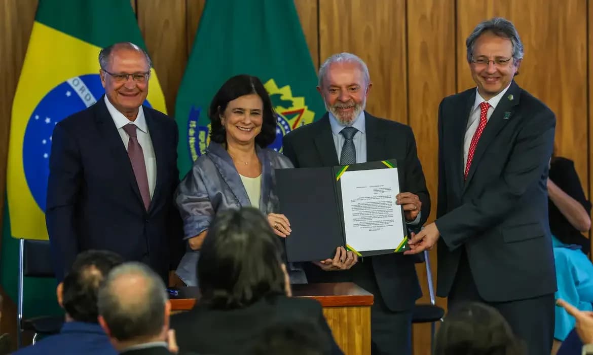Lula anuncia vacina contra dengue no SUS em 2026, em meio a rumores de troca na Saúde