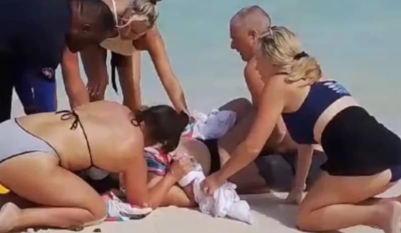 Mulher perde as duas mãos após tentar fazer selfie com tubarão