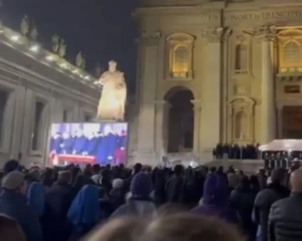 VÍDEO: fiéis se reúnem no Vaticano em vigília pelo Papa Francisco