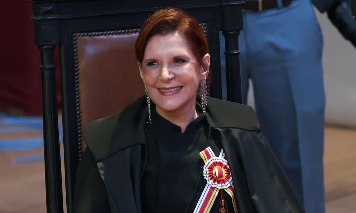 Primeira mulher presidente do Supremo Tribunal Militar toma posse