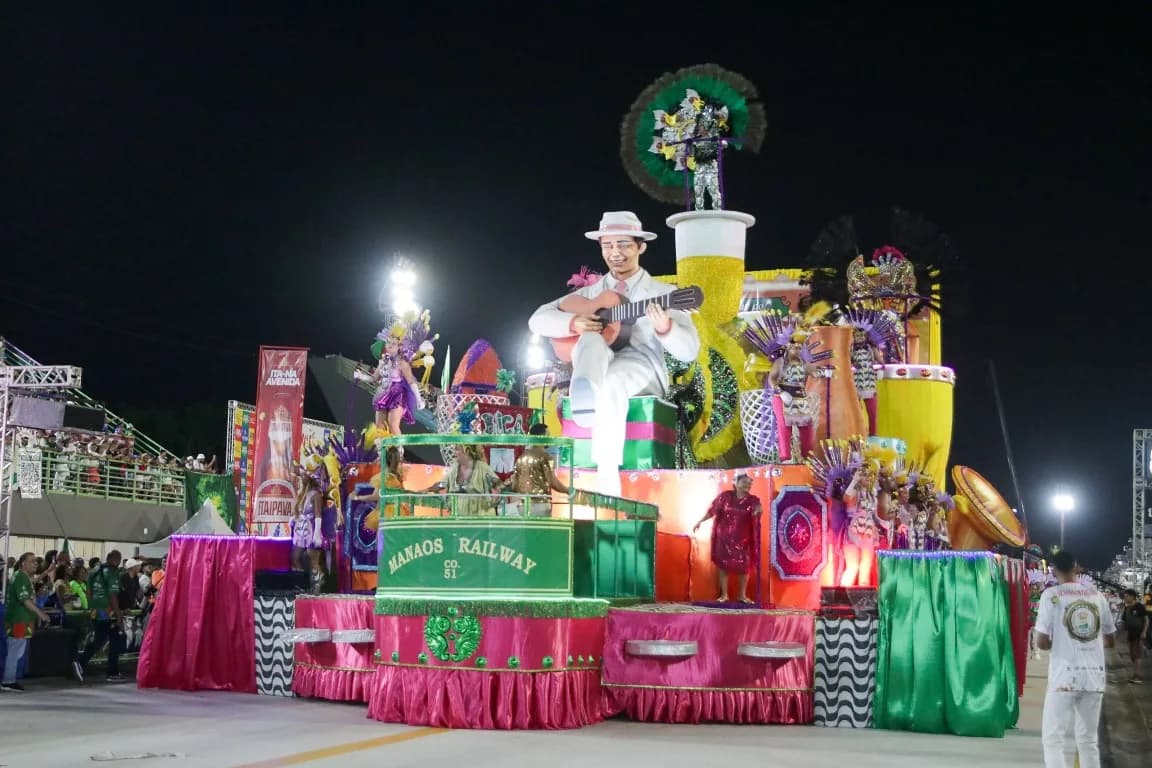 Escolas do Grupo Especial encantam público durante desfiles no Sambódromo