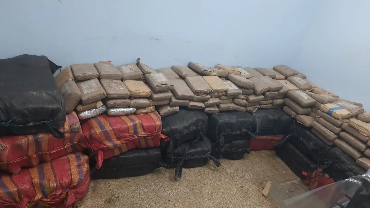 Quase uma tonelada de maconha é apreendida em embarcação de Anori, no AM