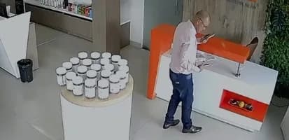 VÍDEO: Homem furta celular de farmácia na Cachoeirinha