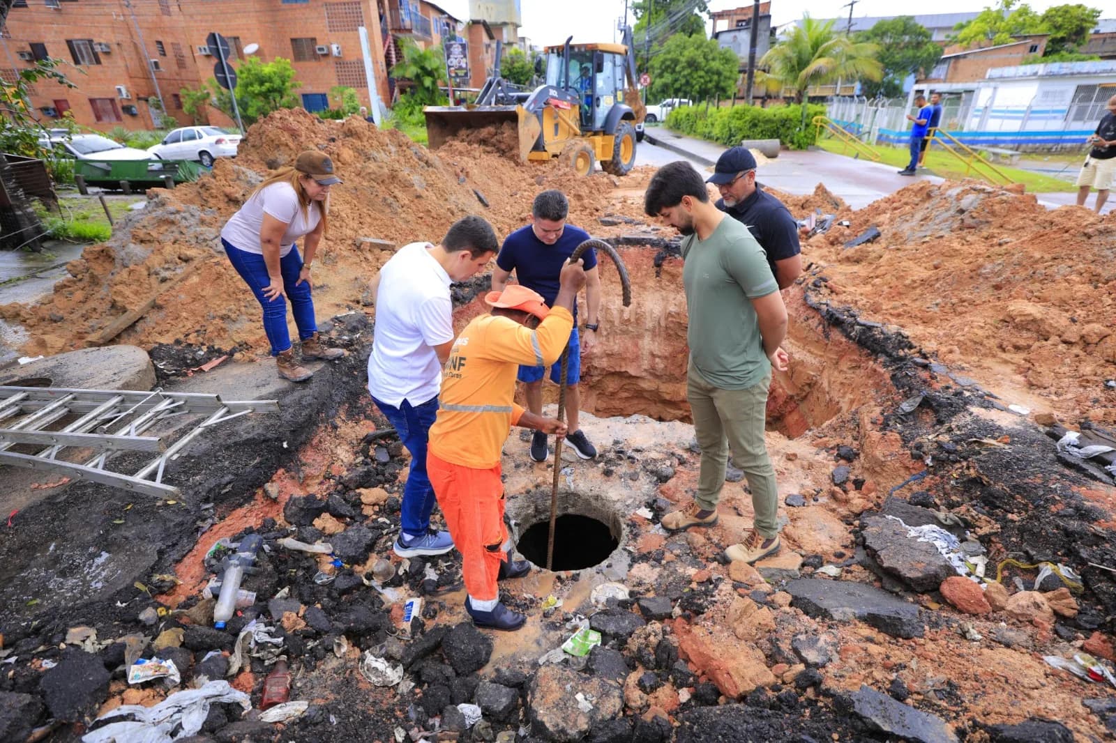 Prefeitura de Manaus segue nas ruas neste domingo executando obras de infraestrutura viária