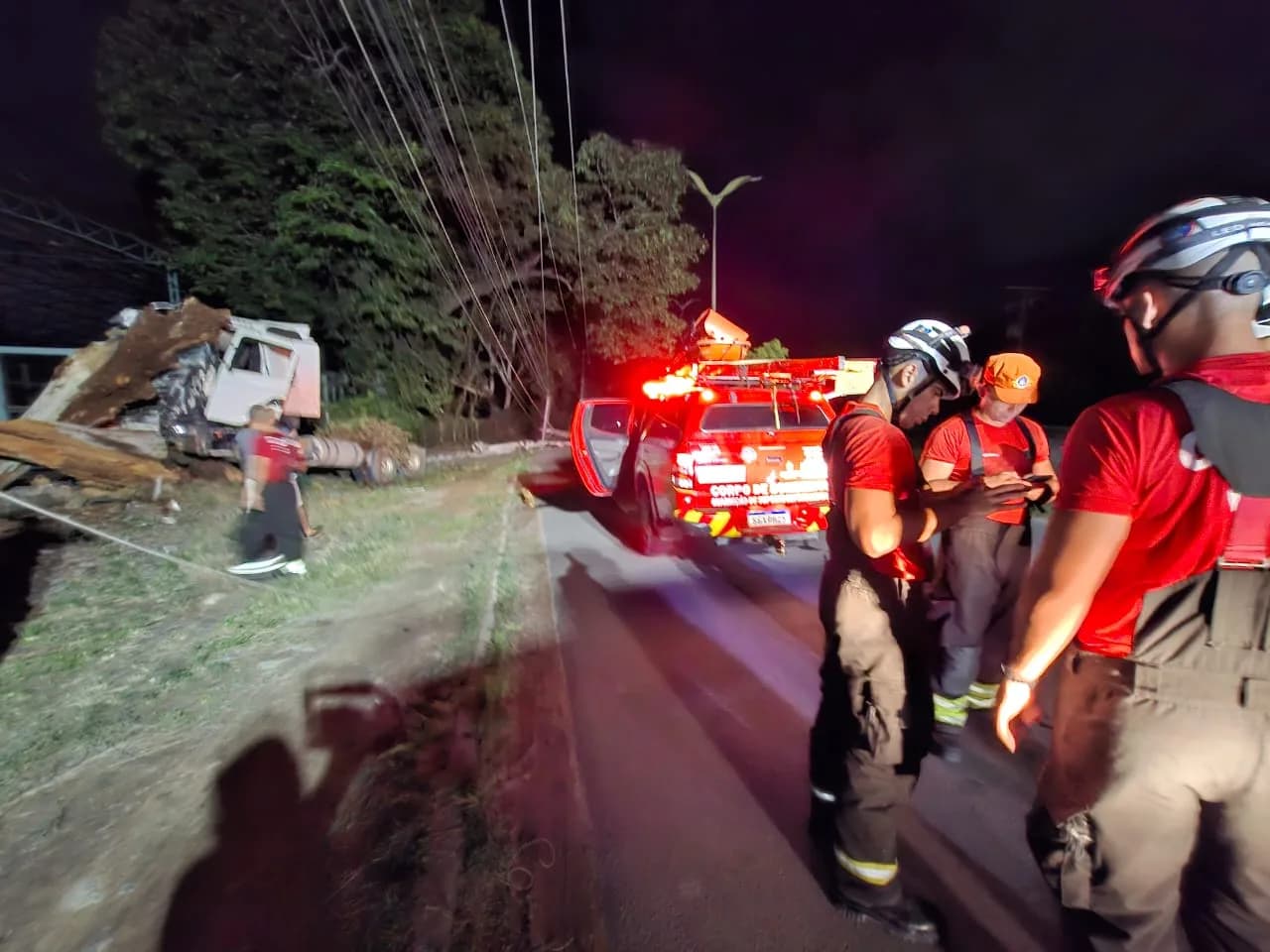 Motorista perde controle de caminhão e colide com poste na Cosme Ferreira; 3 pessoas ficam feridas