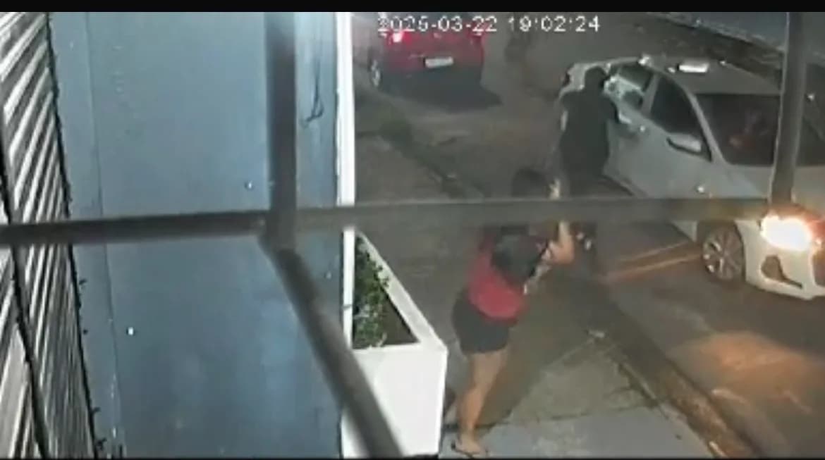 Vídeo mostra momento em que criminosos rendem motorista e roubam carro em Manaus