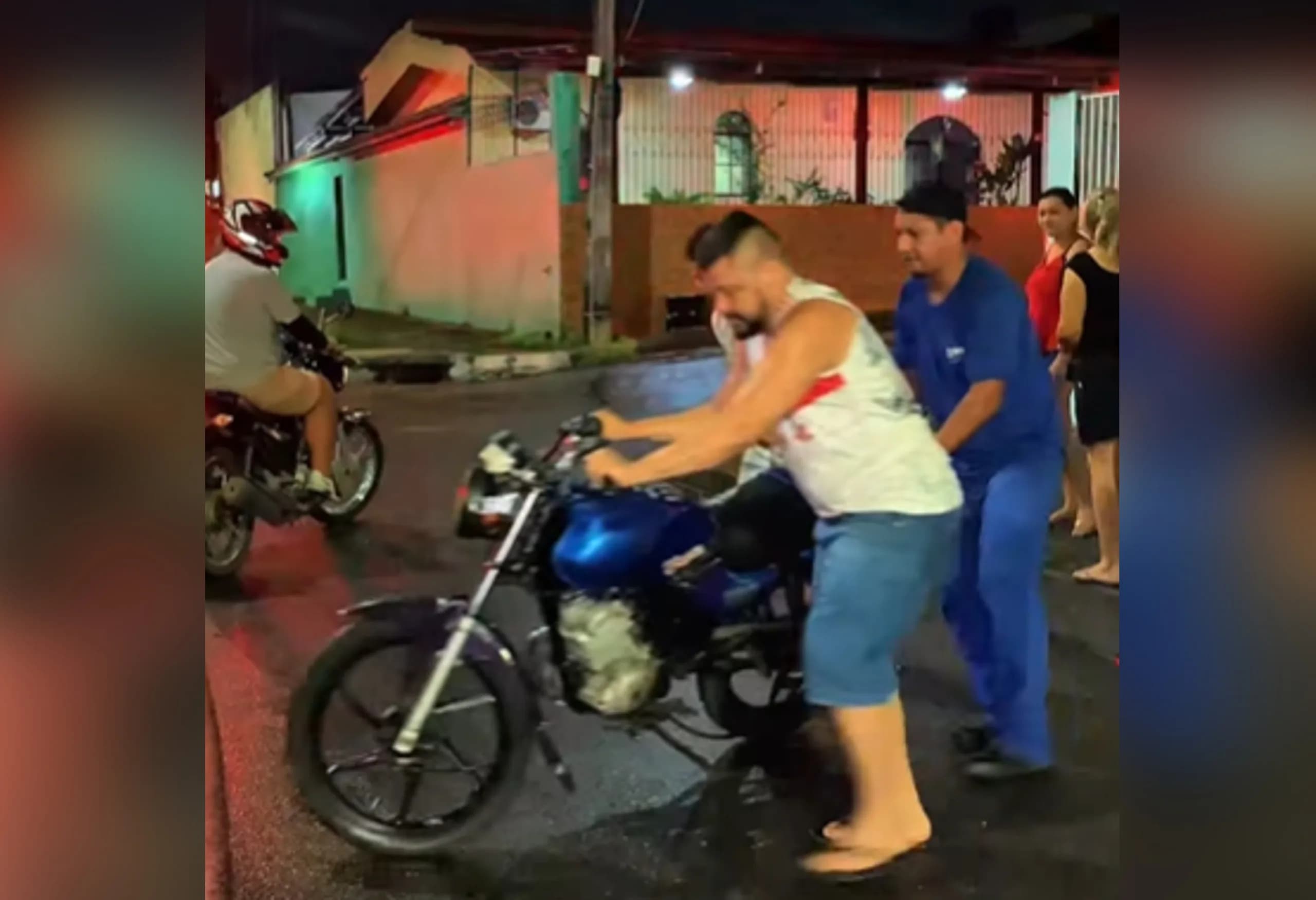 Três pessoas ficam feridas em acidente com motos no Aleixo