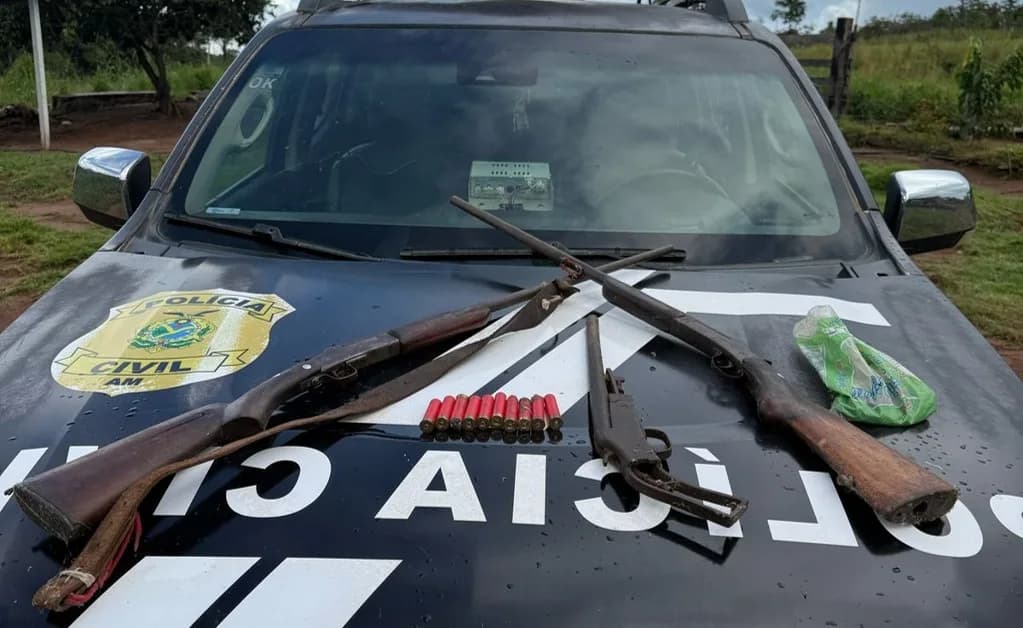 Homem é preso após ameaçar vizinhos com três espingardas em Apuí