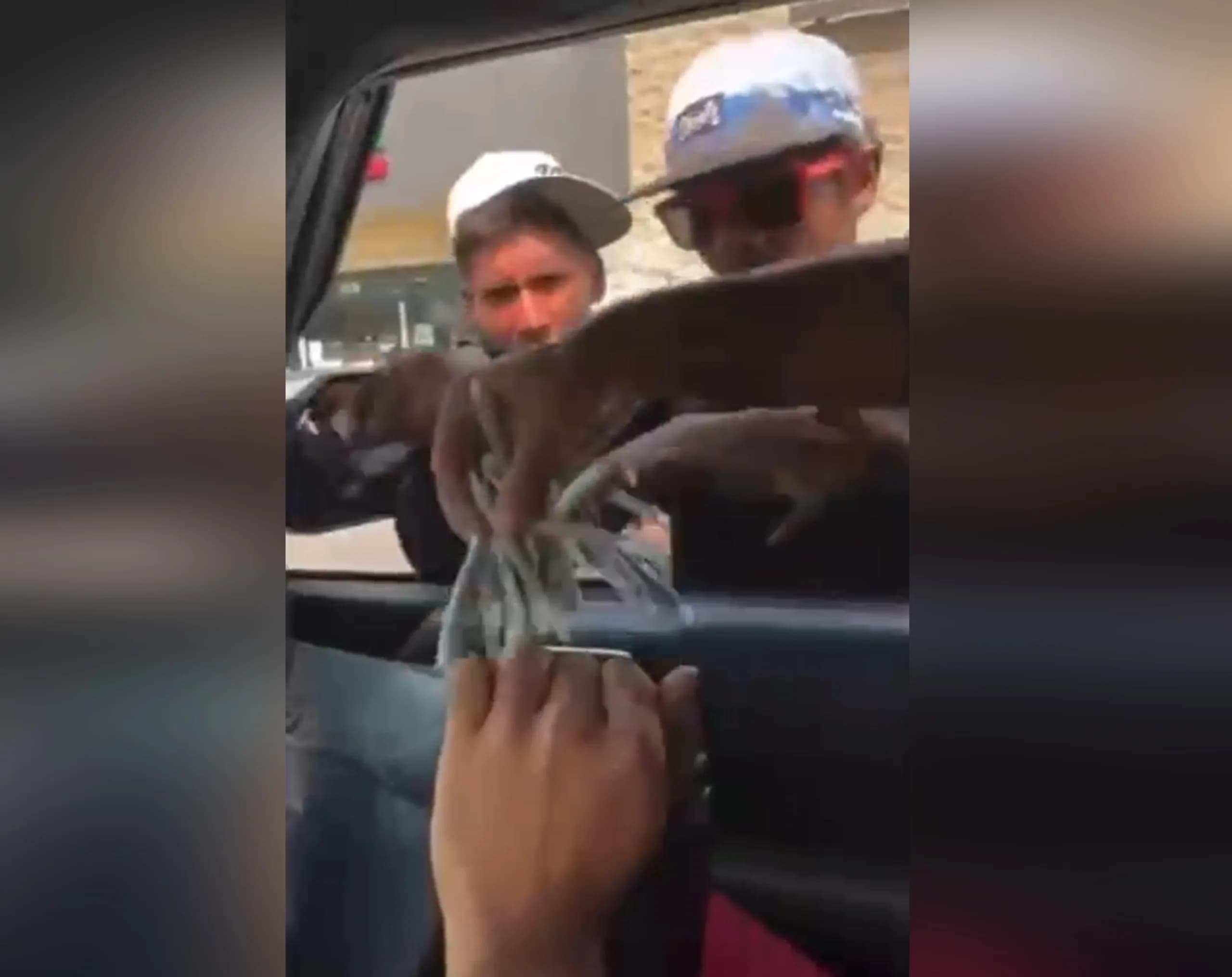 VÍDEO: Influenciador distribui maconha para pessoas em situação de rua