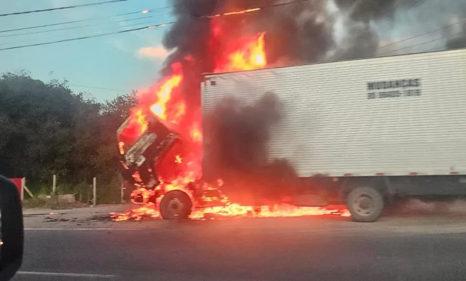 VÍDEO: caminhão pega fogo na Avenida do Turismo, em Manaus