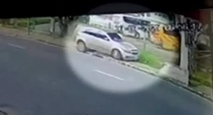 Câmeras captam momento em que carro derruba poste ao lado de Rodoviária de Manaus