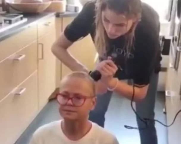 Apresentadora Xuxa conta como descobriu que sofre de alopecia