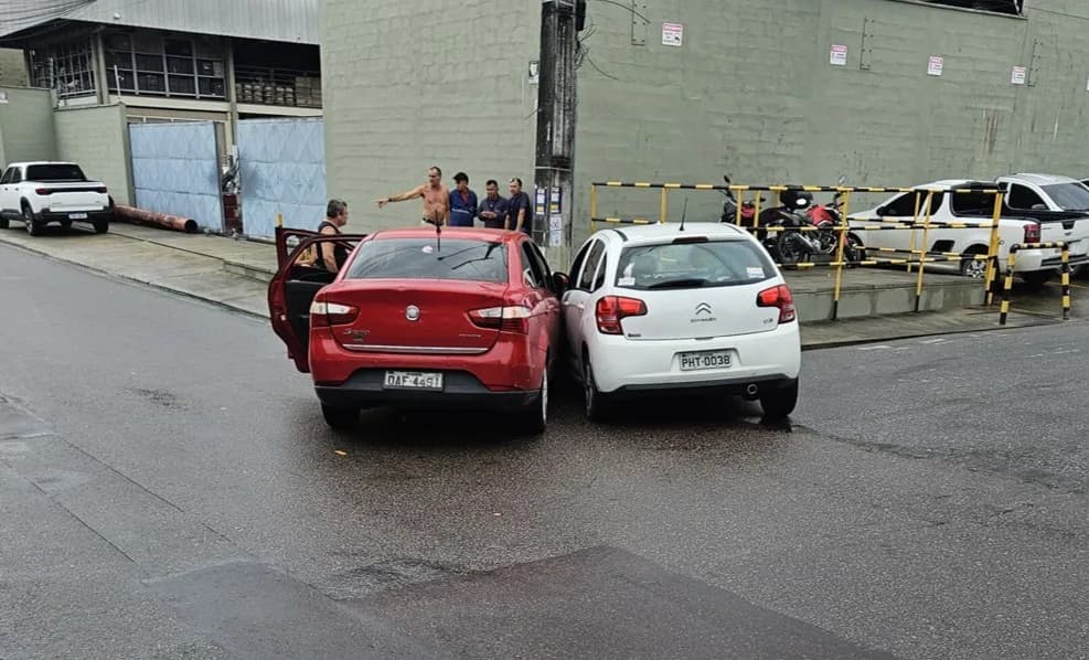 Acidente entre carros no Petrópolis deixa mulher grávida ferida