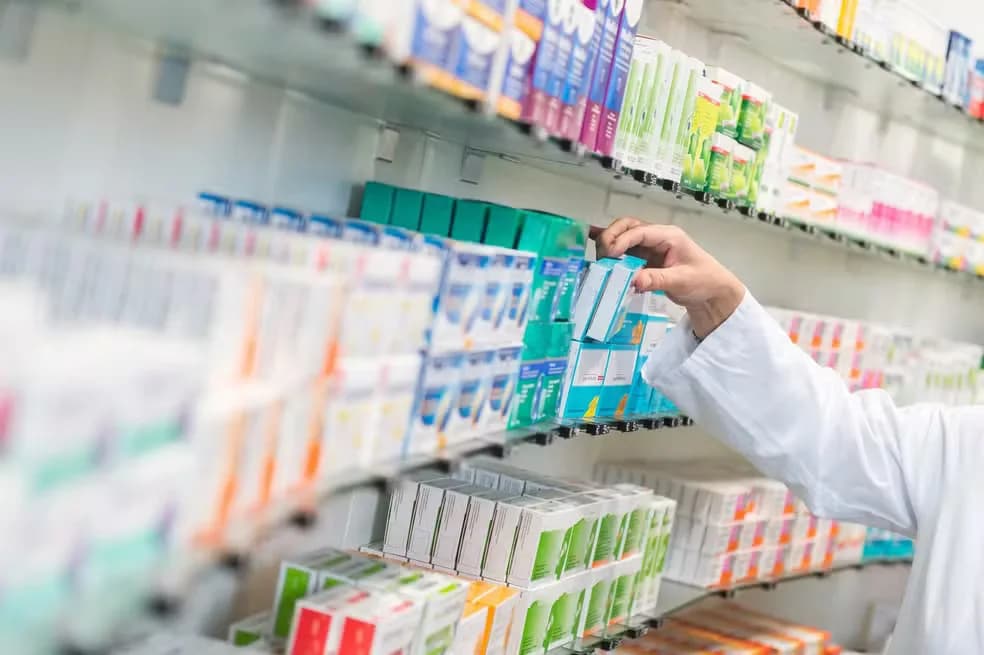 Conselho Federal de Farmácia permite que farmacêuticos prescrevam medicamentos