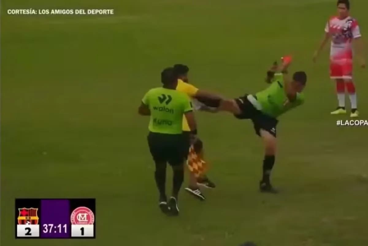 VÍDEO: árbitro dá “voadora” no rosto de membro da comissão técnica de time do Peru