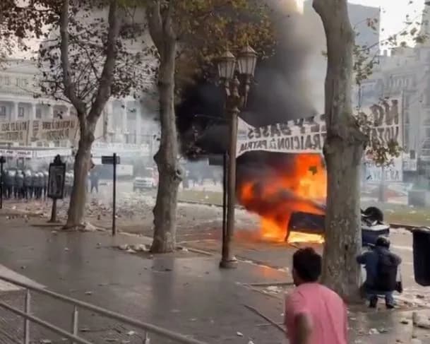 VÍDEO: Polícia entra em confronto com manifestantes durante protestos na Argentina