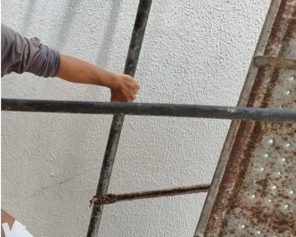 IMAGEM FORTE: trabalhador tem barra de ferro atravessada na cabeça