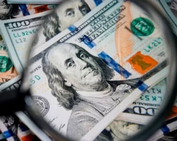 Dólar sobe e fecha semana em alta; mercado repercute riscos de desaceleração global