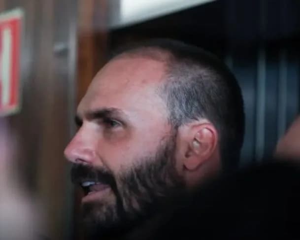 Alexandre de Moraes nega pedido de apreensão do passaporte de Eduardo Bolsonaro