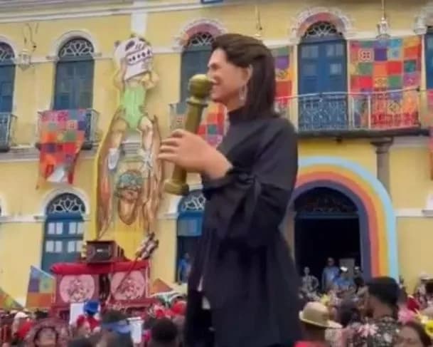 VÍDEO: Boneca gigante da Fernanda Torres faz sucesso no Carnaval de Olinda