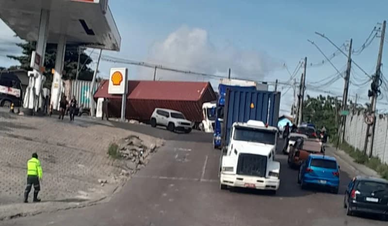 VÍDEOS: Carreta tomba em curva na Zona Sul de Manaus
