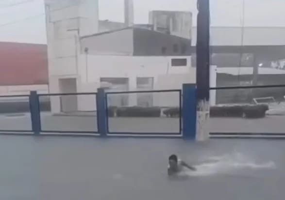 VÍDEO: Durante chuva, homem toma banho em avenida alagada de Manaus