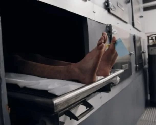 PERTURBADOR: Mulher corta órgão sexual de cadáver em necrotério