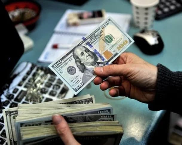 Dólar dispara e fecha em alta após fala evasiva de Trump sobre possível recessão