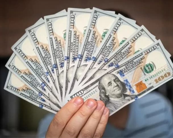 Dólar fecha a semana em queda e bolsa brasileira opera em alta