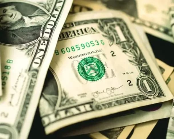 Dólar fecha em queda e Ibovespa avança positivamente nesta segunda-feira