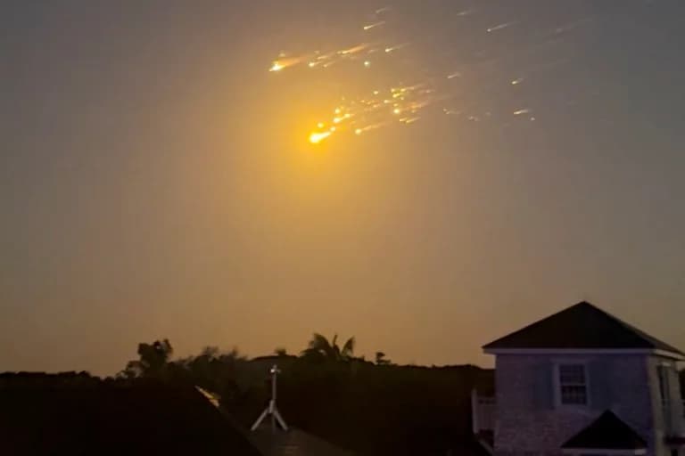 VÍDEOS: Nave da SpaceX explode no céu, espalhando destroços pelos EUA e Caribe; tráfego aéreo é afetado