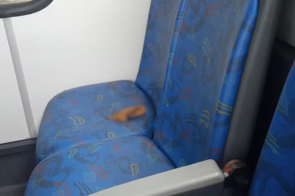Passageiro se irrita com motorista, faz cocô em ônibus e abandona coletivo