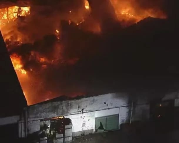 VÍDEO: Incêndio de grandes proporções atinge galpão de loja no Rio de Janeiro