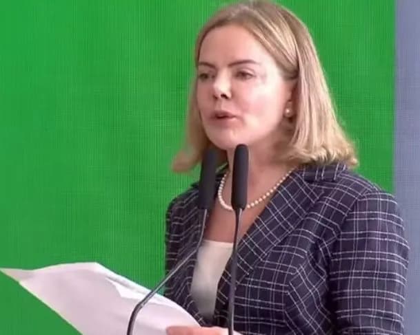 Gleisi Hoffman assume ministério no Governo Lula e parabeniza trabalho de Alexandre de Moraes