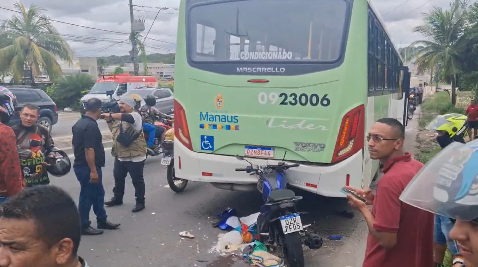 IMAGENS FORTES: Sogra morre após genro bater moto na traseira de ônibus na Av. Torquato Tapajós