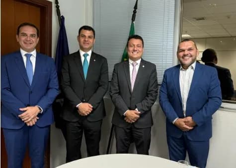 Saullo Viana e Mateus Assayag vão a ANAC articular autorização de operações de aeronaves no aeroporto de Parintins