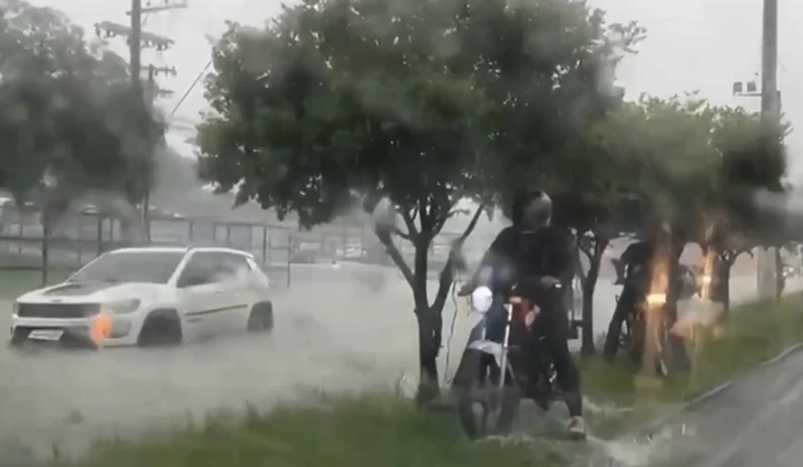 VÍDEOS: Principais avenidas de Manaus ficam alagadas durante forte chuva nesta quarta-feira (19/3)