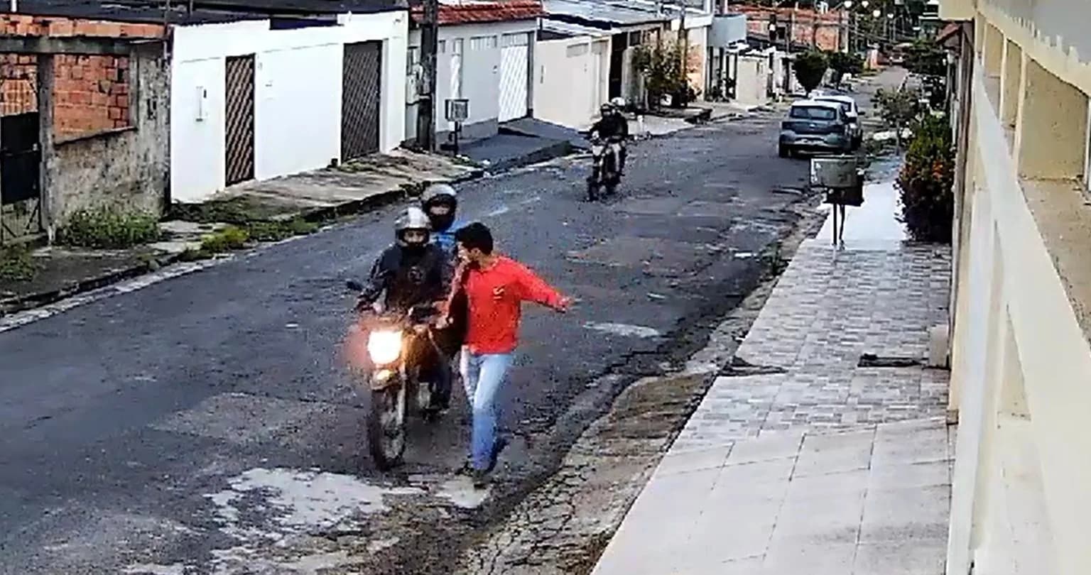 VÍDEO: Jovem tenta escapar de assaltantes em Manaus mas é alcançado