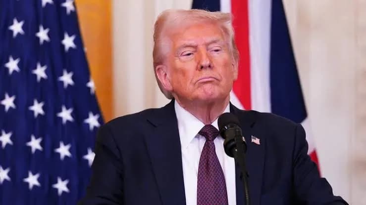 Trump assina decreto que torna inglês idioma oficial dos EUA